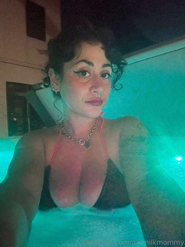 Late night hot tubs 🙏🏼🙏🏼🙏🏼🙏🏼🥰🥰🥰😇