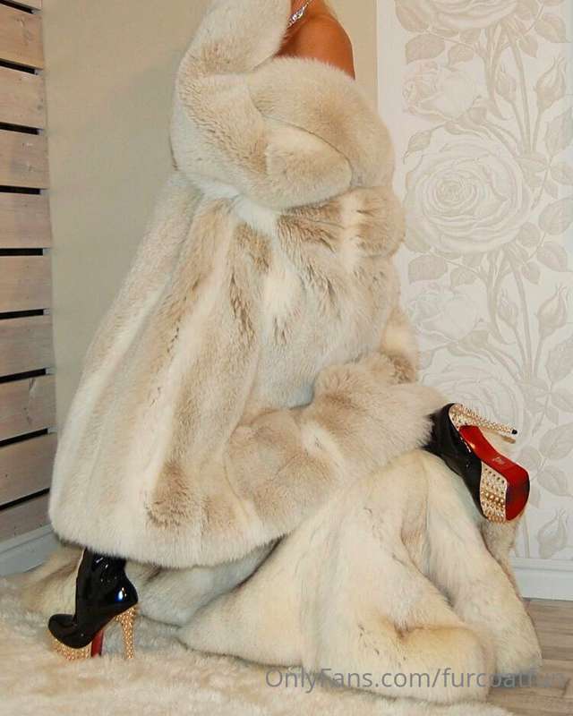 Don’t cum on Fur Mommy’s coat when you rub your cock on it… ..