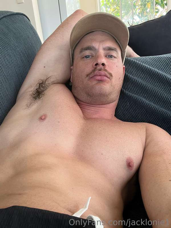 Want me to lower down my shot to see my bulge? 😈 Cum on my E..