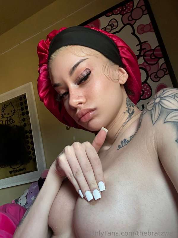 Pretty girls like me need some cuddle🥺🙈