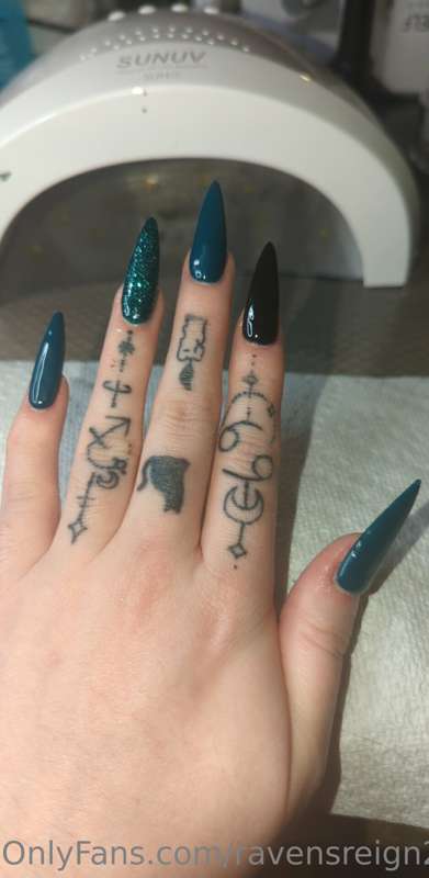 Anyone like long nails?  😏