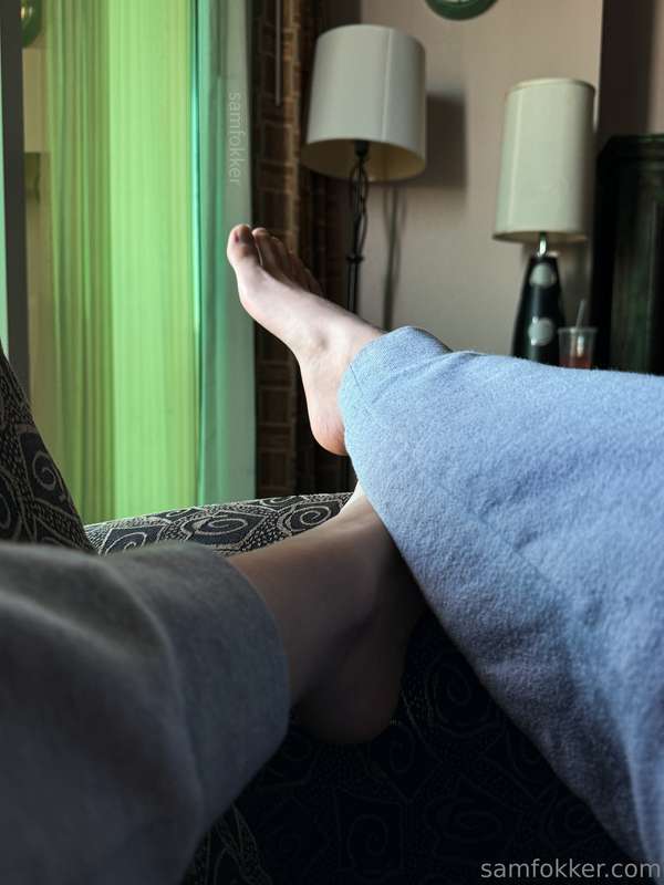 Monday morning arches in the sun 🦶 Can you rub them for me? ..