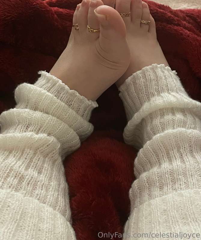 🦶🏼🧚🏻 i’m just a girl 🥹 with cute toes, a fat ass, and big mo..