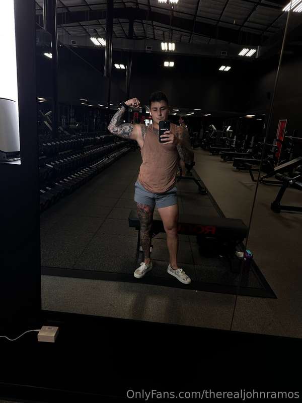 start the month on my grind! 💪
