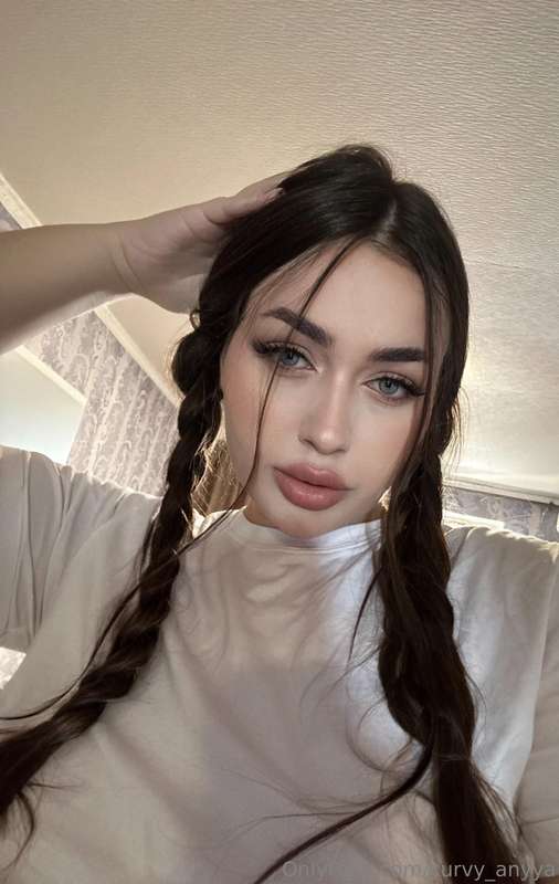 curvy_anyya