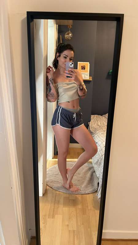 Si tu veux des photos avec ces vêtements mais dans des poses..