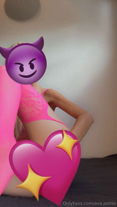 Mmm, touch my pussy 🫦