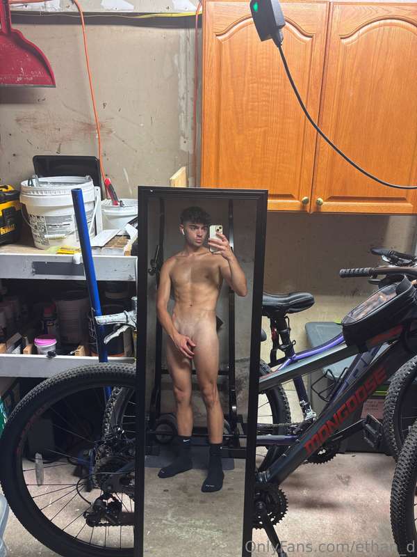 Anyone else workout naked? 👀💪🏻
