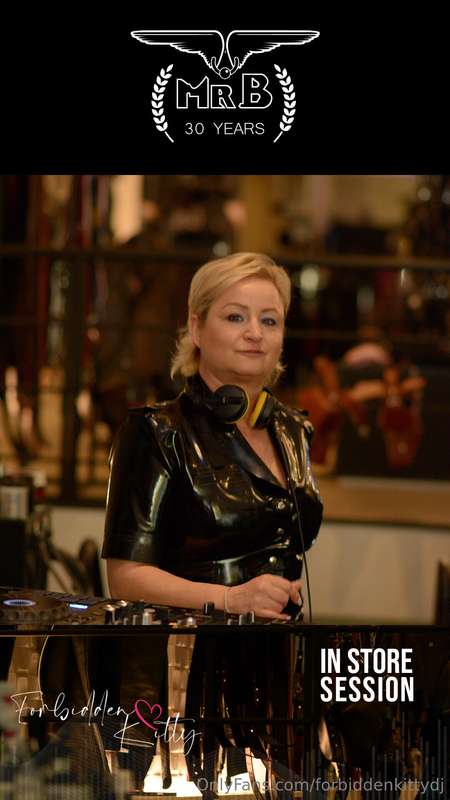 Getting ready for my gig in this wonderful store in Amsterda..