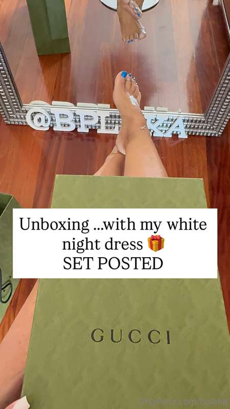 Unboxing … with my white night dress 🎁