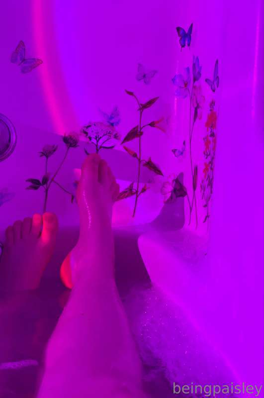i never post feet pics but i’m gonna start😭💕