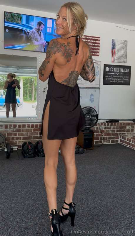 A fan bought me this sexy ass dress and heels! I’ll get a wi..