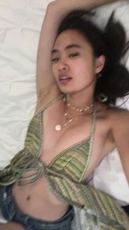 Lazy days, but feeling extra sultry today 😏💫 Just lounging a..