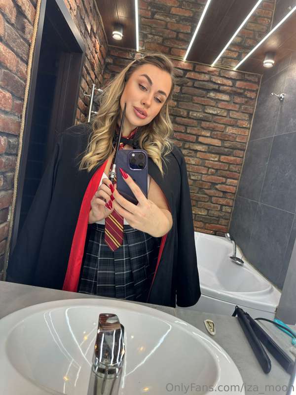iza_moon