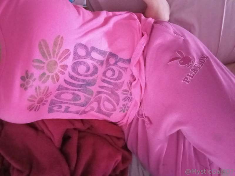 All my favorite things: flower power, Playboy, pink, comfy 🤩..