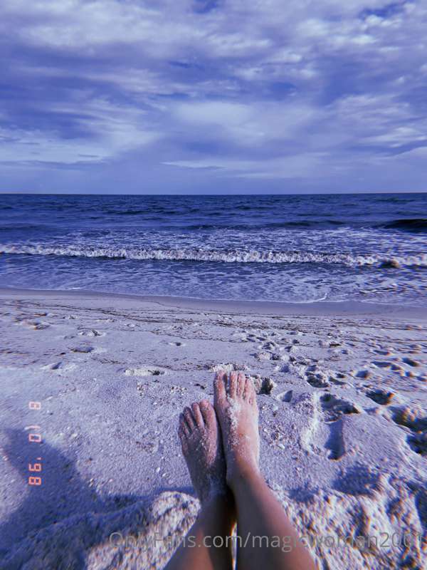 Sandy toes☀️🌊