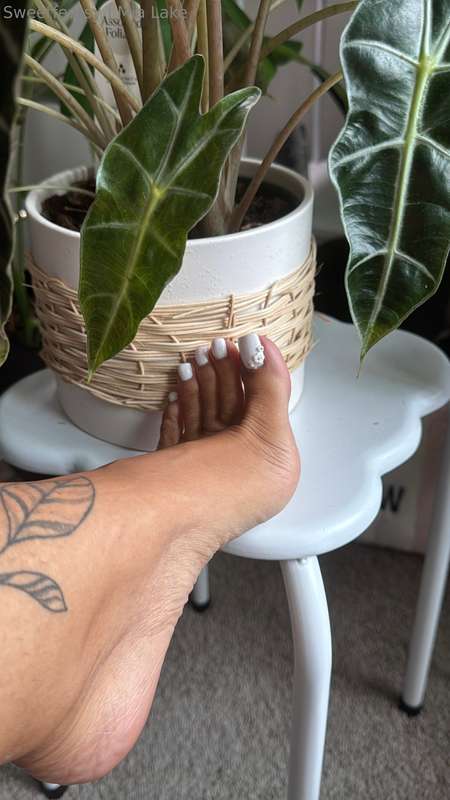 Fresh white toes with an extra touch 🌺 