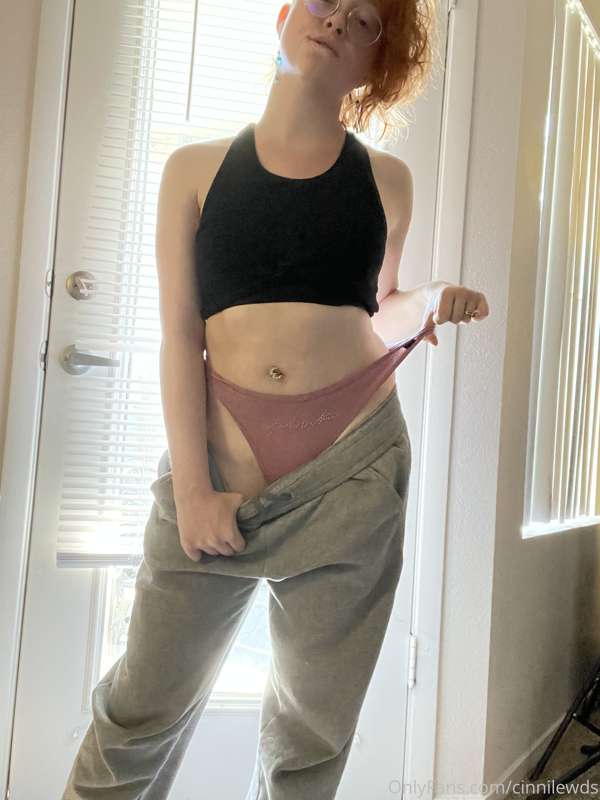 POV I’m your girlfriend being sexy in your sweatpants~