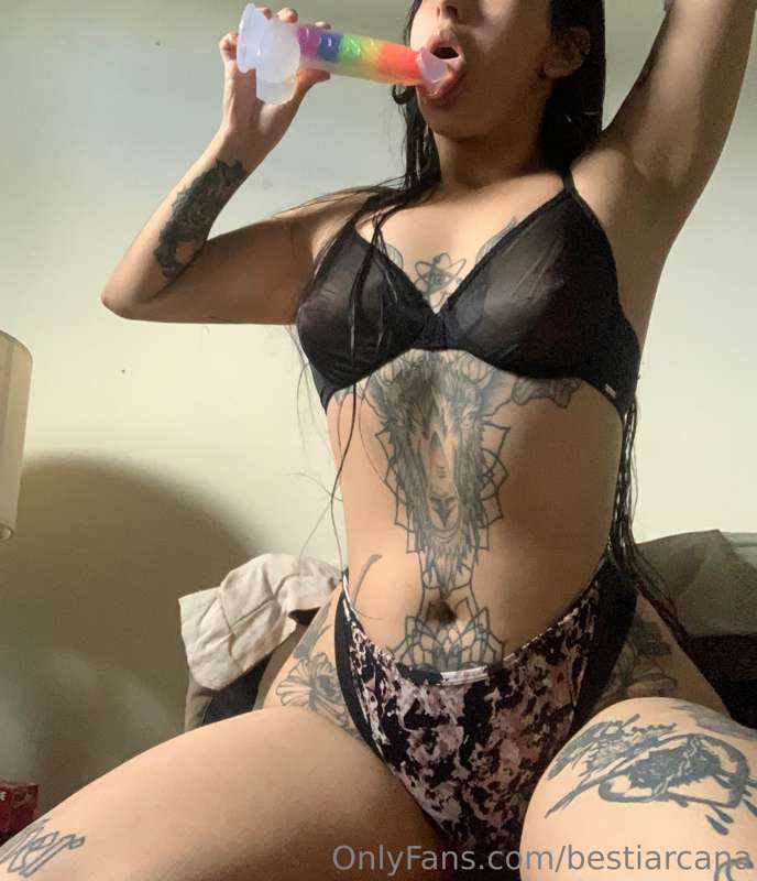 ¿Quieres ver cómo me cabe todo el dildo en la boca? Platique..