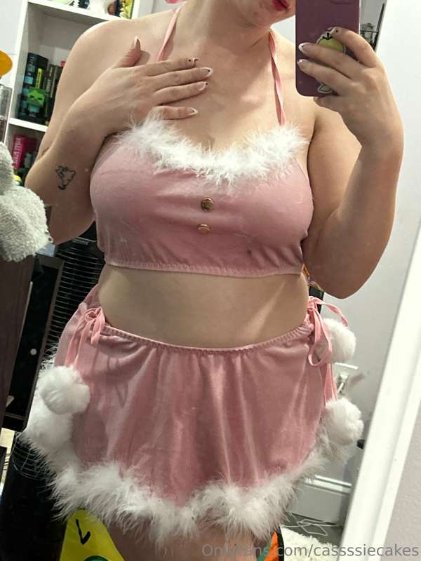 Anyone interested in a cute little ass shaking video in this..
