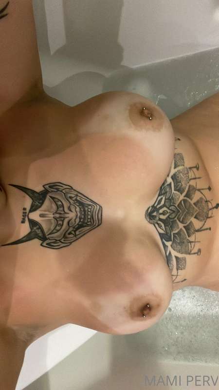Staying in Thailand so doing custom vids and dick ratings! S..
