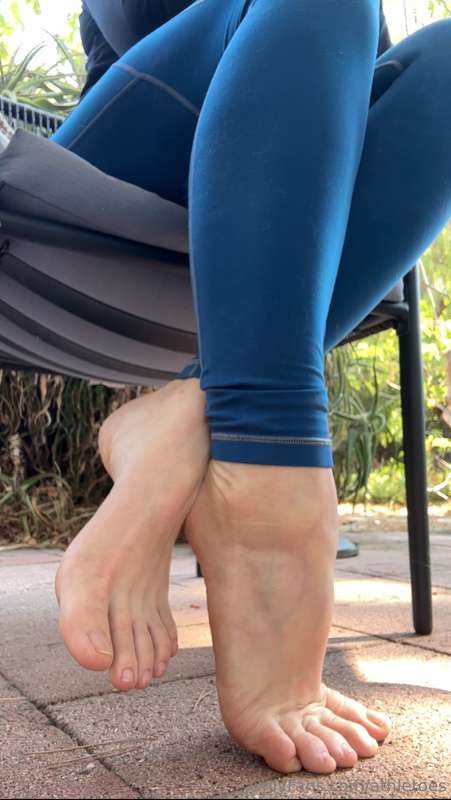 Crossed ankles 💖