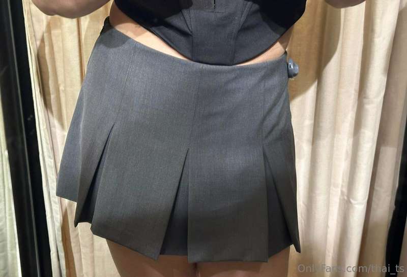 Do i look cute in this little skirt?
I really want it 🥺 anyo..