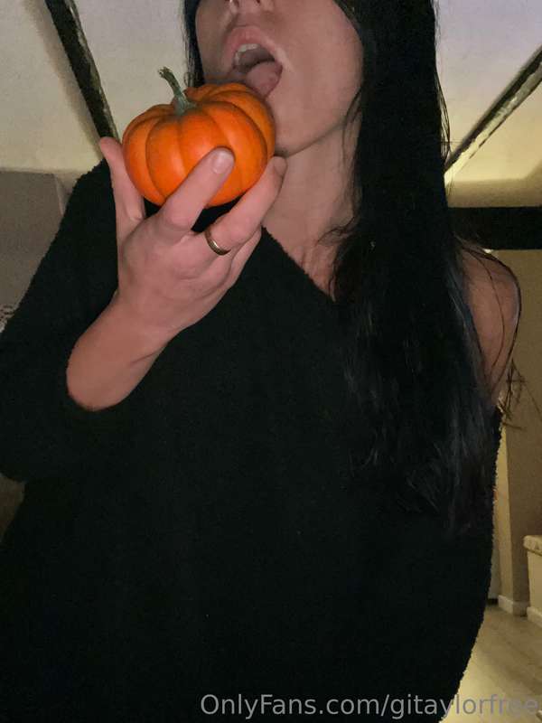 I’ll be your pumpkin 🎃 👅