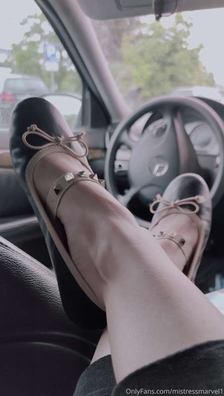 You wish to put your tongue between my flat and feet Keep dr..