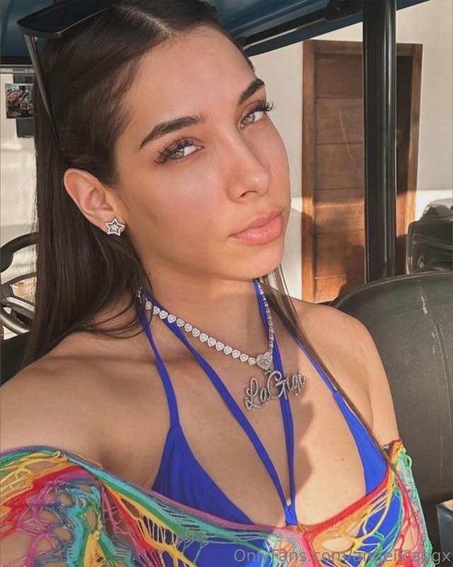 Do you like my necklace? 👀