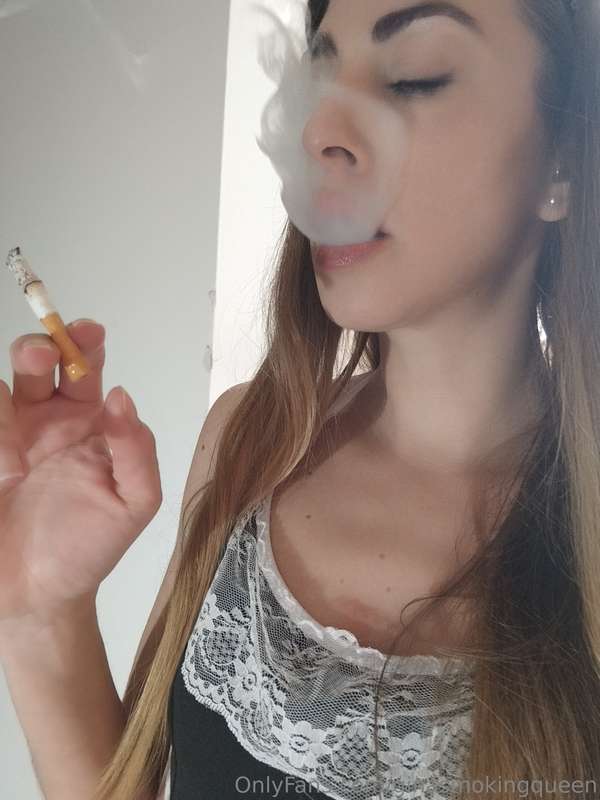 ginasmokingqueen image #0