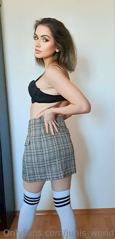 Would you like to se the skirt on the flor?