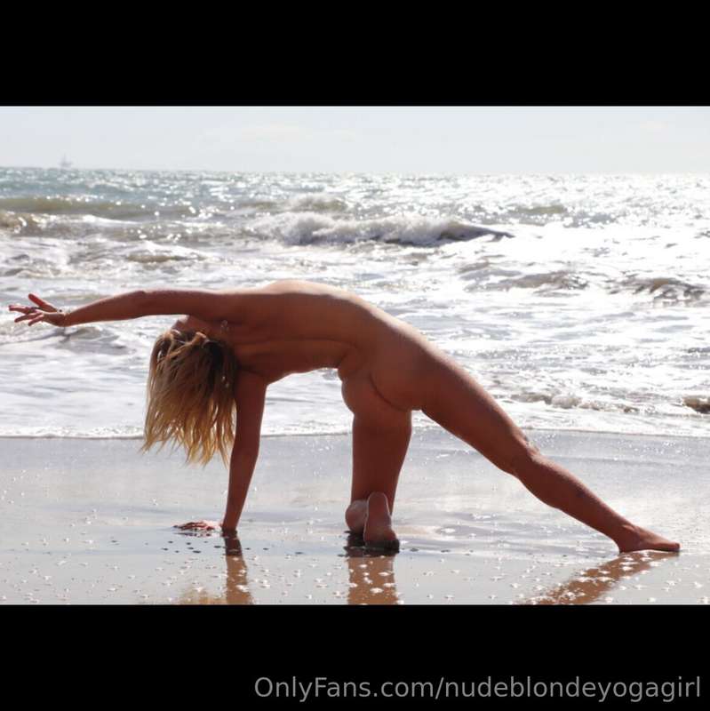 nudeblondeyogagirl