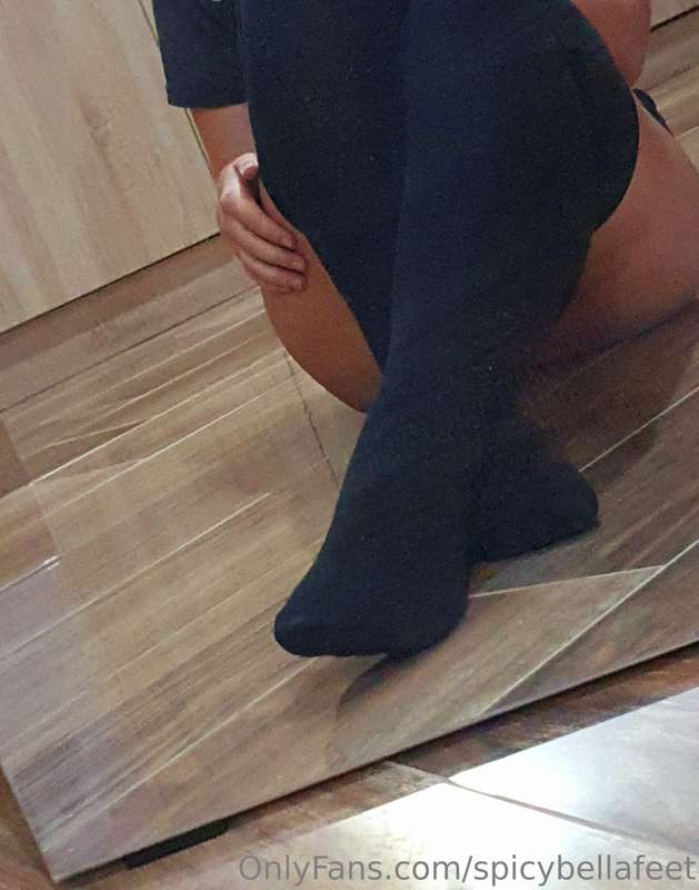 Thigh highs and dirty mirrors🤭
Here's a little freebie for y..