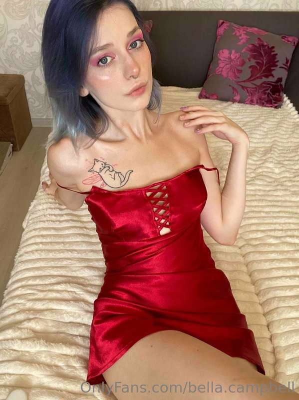 I'm waiting for you on my bed, taking off my dress in 3...2...