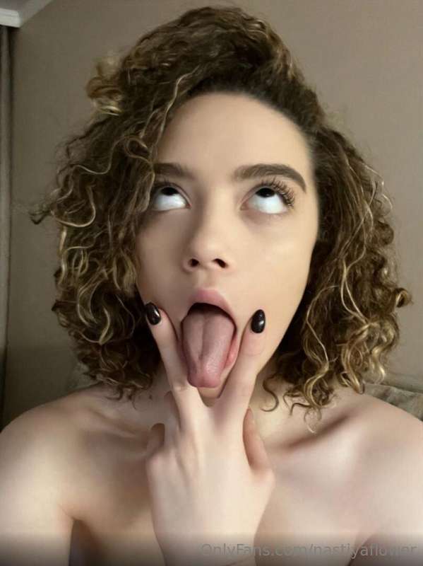 Let me distract you👉@evacurly💋Cute girl @evacurly loves to p..