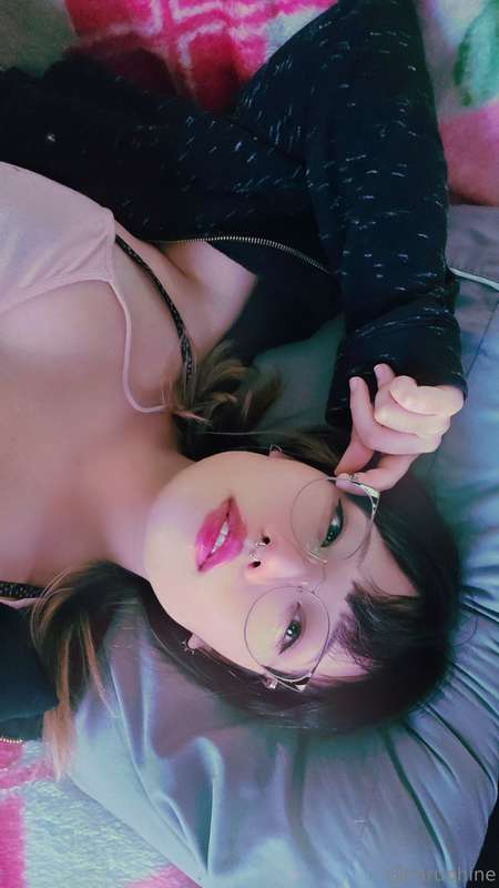 lazy day :3 i hope yall r having a good weekend so far 💕