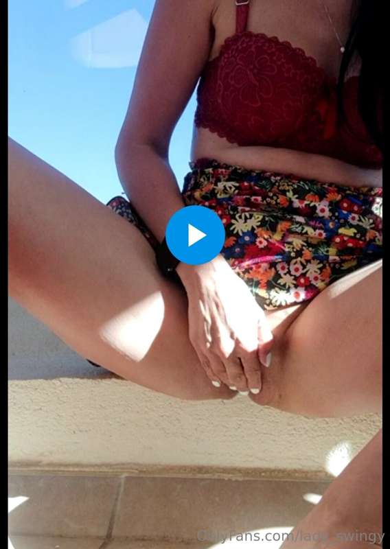 Vieni a vedere mentre faccio la troia sul balcone, rischiavo..