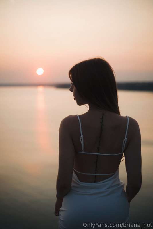 🌅 Watching the sunset feels so romantic…In moments like this..