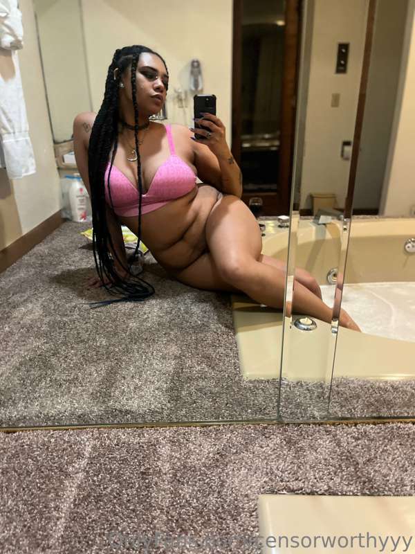The carpet around this jacuzzi tub makes me laugh 😹