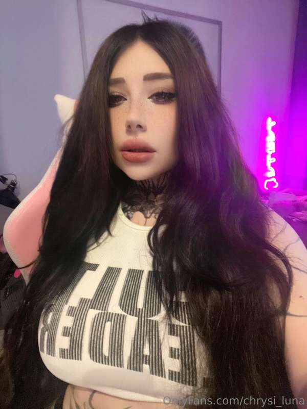 White top, dark thoughts... wanna see what’s under?😈🖤