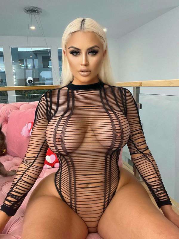 @daniibanks HAS THE HOTTEST CONTENT ON ONLYFANS, DONT MISS O..