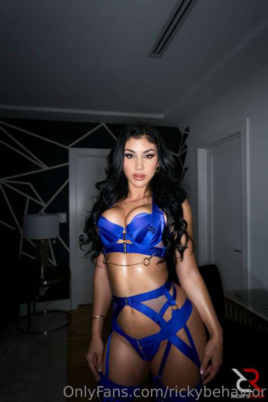 NOW DO I HAVE A TREAT FOR YOU GUYS WITH THIS ONE....❌ QUEENI..