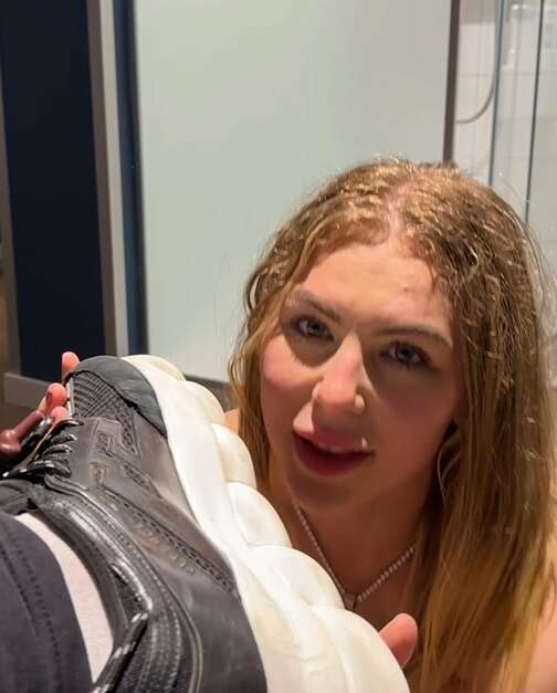 questa bambolina bionda dopo avermela scopata mi ha leccato ..