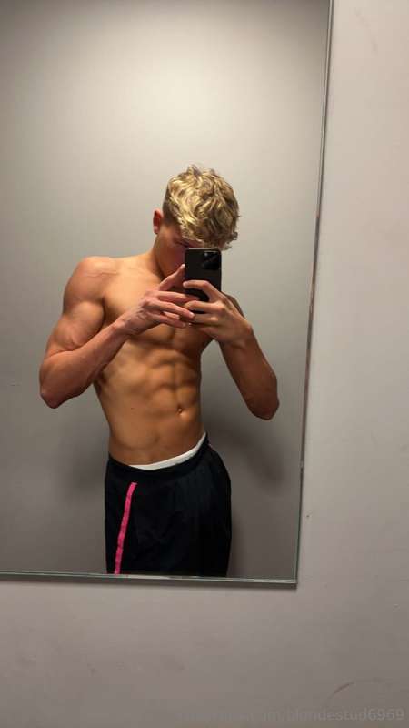 blondestud6969