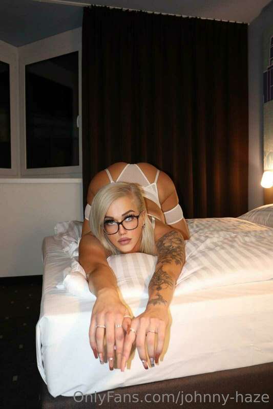 blonde_hot_baddiegirl