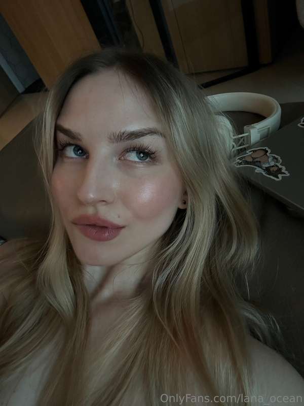 Hello, everyone💋 Why don't we start this weekend off hot and..
