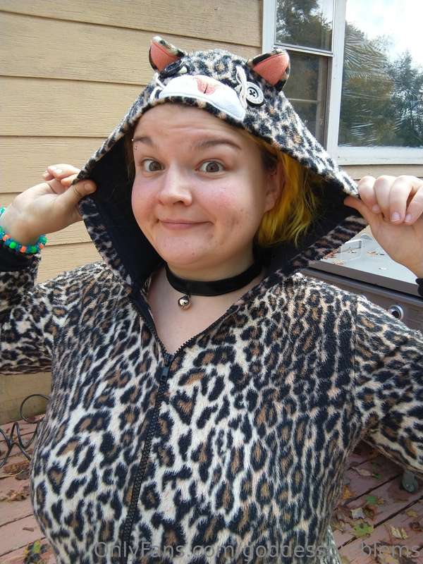 hehehehe i have a hula hoop that matches this cat outfit *ME..