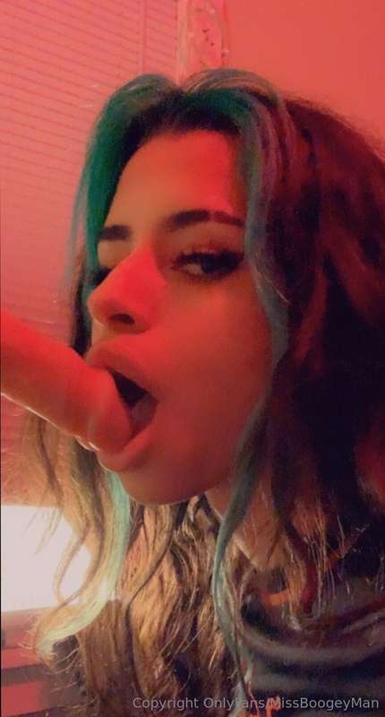 I love ***playing with the tip*** using my soft, fat lips 🍆💋