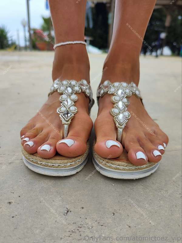 More overhanging toes and shoes that cannot contain my feet ..